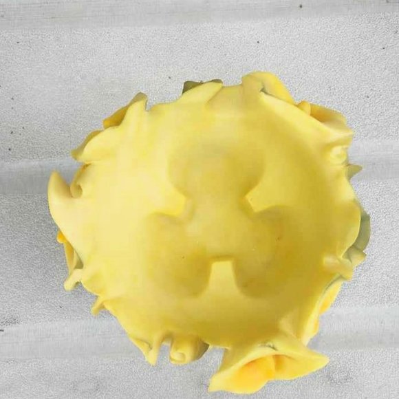 Gorgeous Bunch of Yellow Calla Lilies Flower Sculped Resin Vase/Holder - Picture 10 of 12